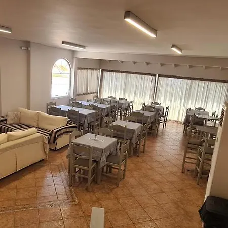 מלון דירות Aretousa 4*